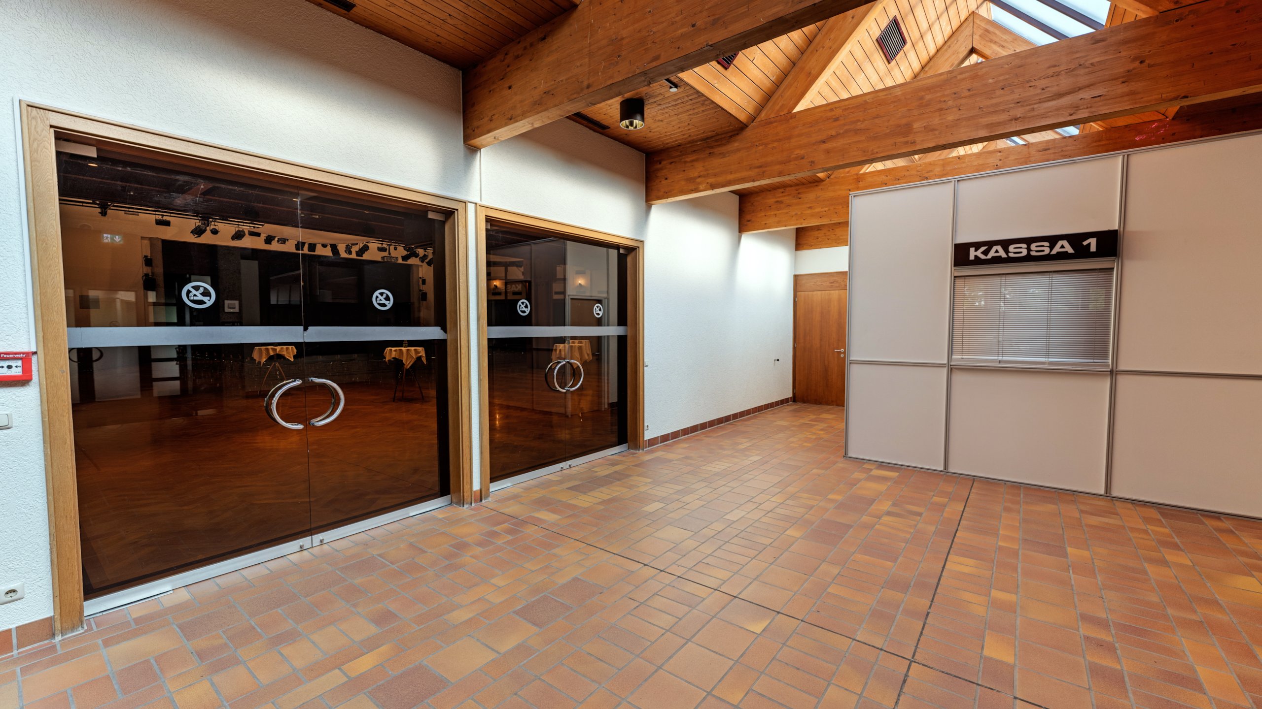 Das Bild zeigt das Foyer des Hofsteigsaals in Lauterach.