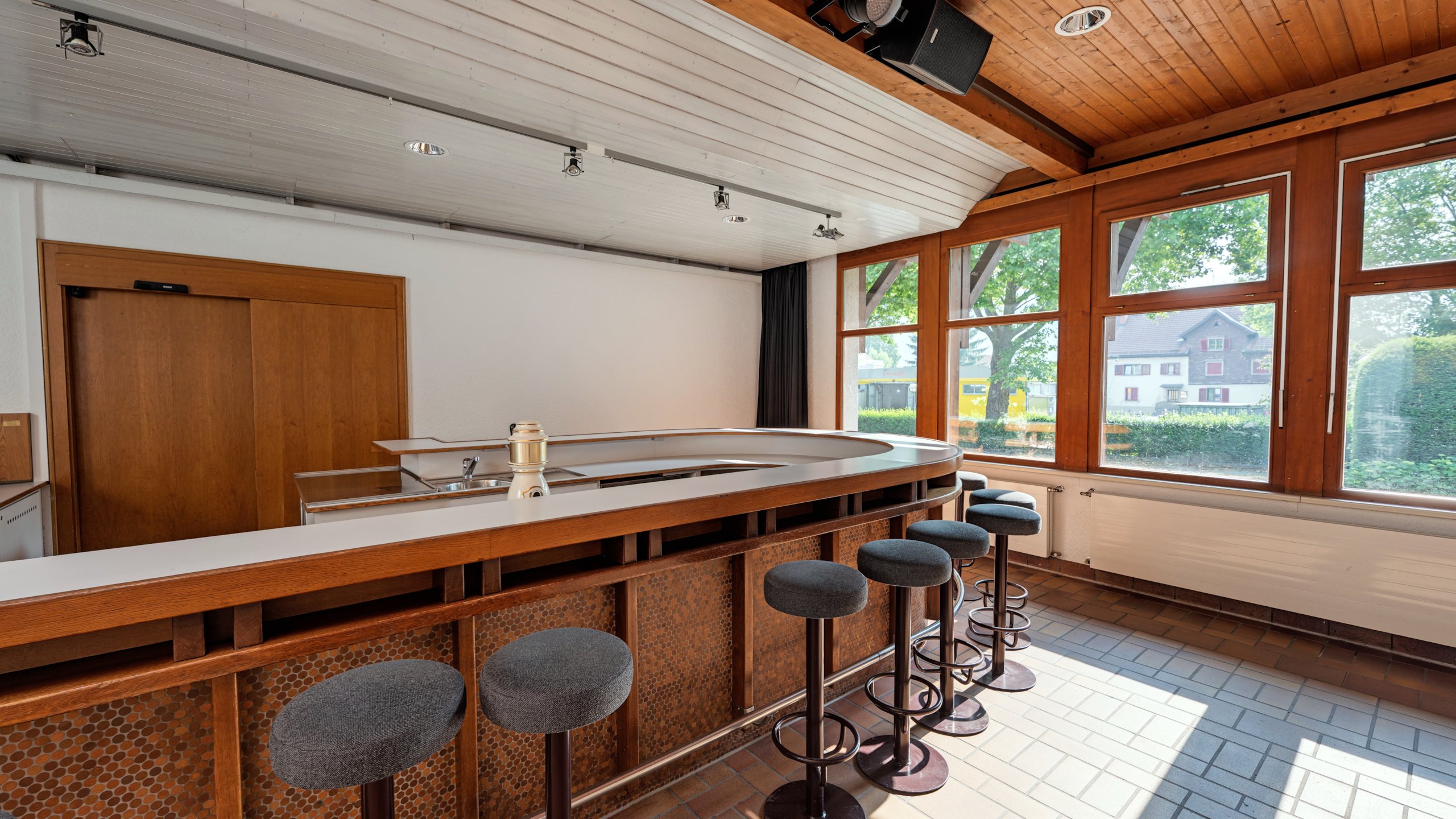 Das Bild zeigt die Bar des Hofsteigsaals in Lauterach.