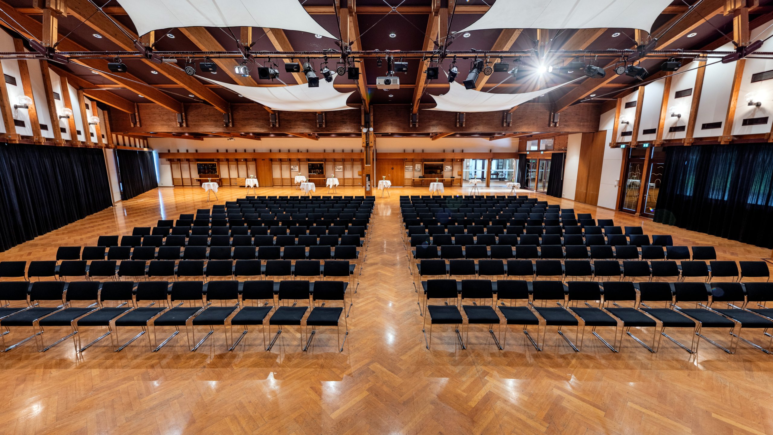 Das Bild zeigt den Großen Saal im Hofsteigsaal in Lauterach mit Reihenbestuhlung.