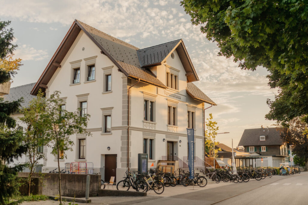 Das Bild zeigt das Vereinshaus in Lauterach mit davorstehenden Fahrrädern.