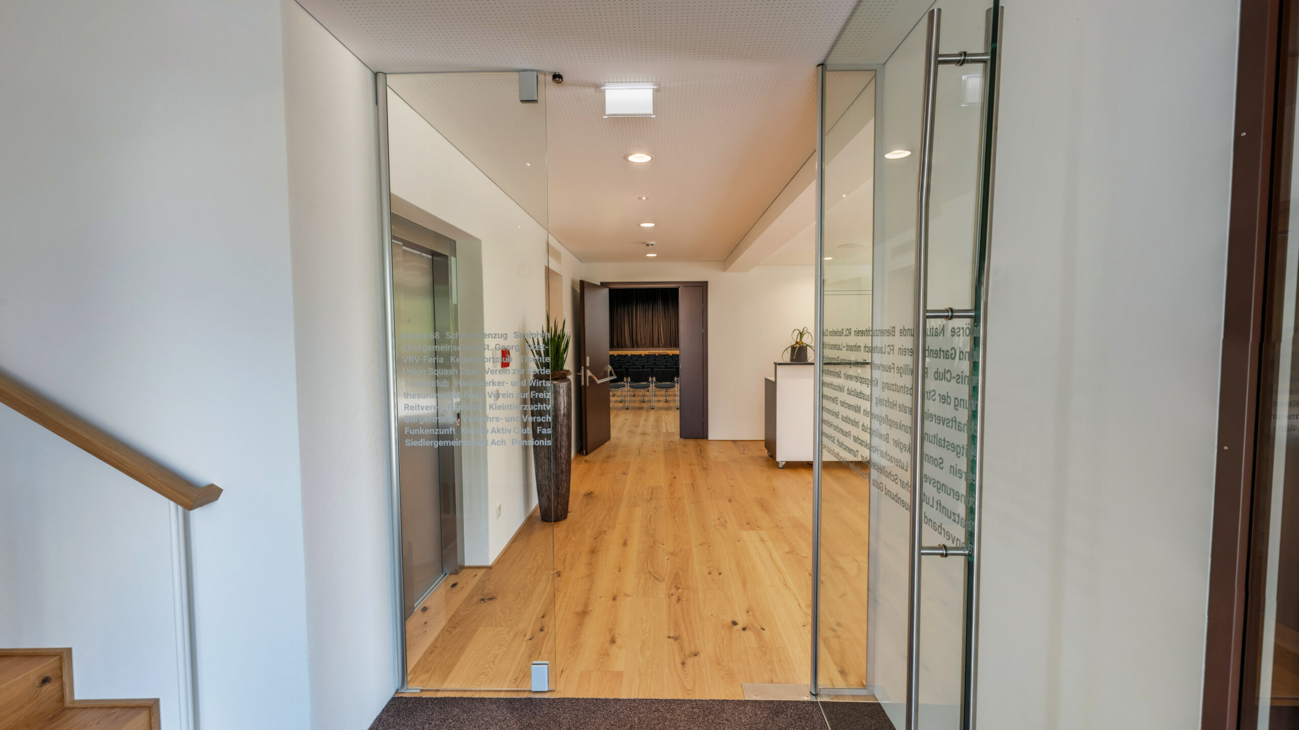 Das Bild zeigt den Eingangsbereich und das Foyer im Lauteracher Vereinshaus.