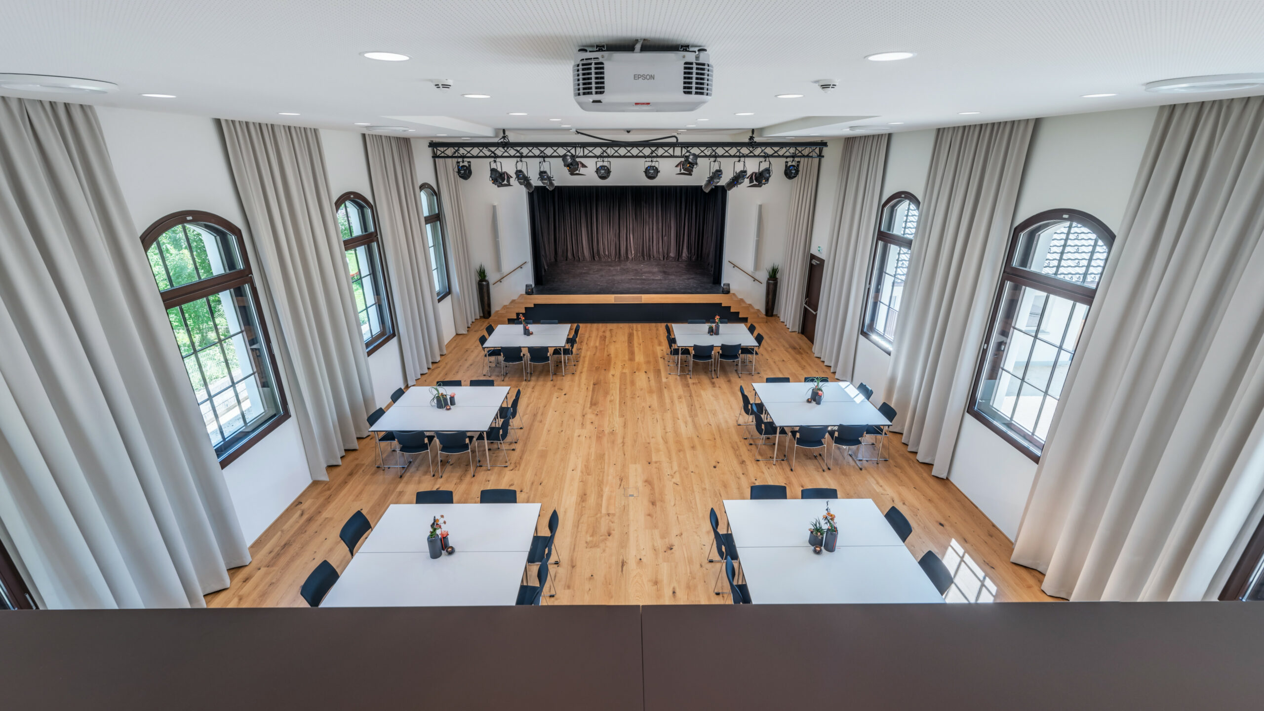 Das Bild zeigt eine Bankettbestuhlung im Saal des Lauteracher Vereinshauses.