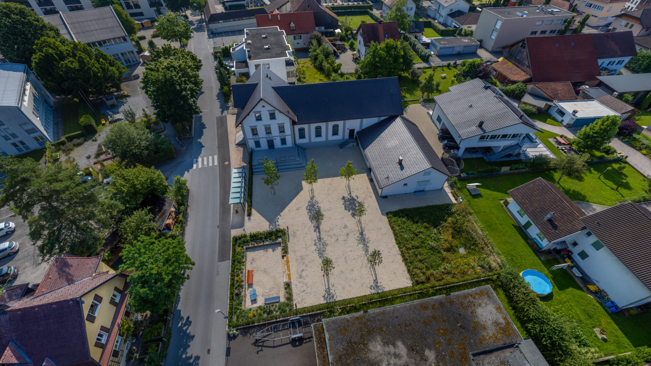 Das Bild zeigt das Lauteracher Vereinshaus und den Park beim Vereinshaus von oben.