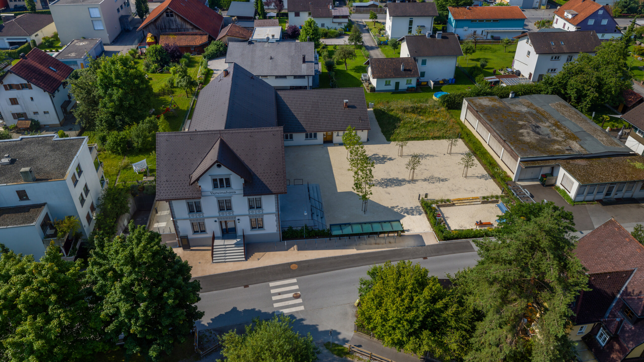 Das Bild zeigt das Lauteracher Vereinshaus und den Park beim Vereinshaus von oben.