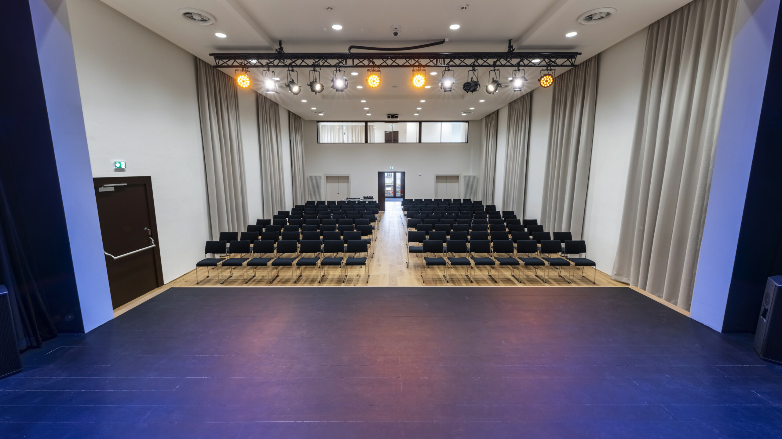 Das Bild zeigt eine Reihenbestuhlung im Saal des Lauteracher Vereinshauses.