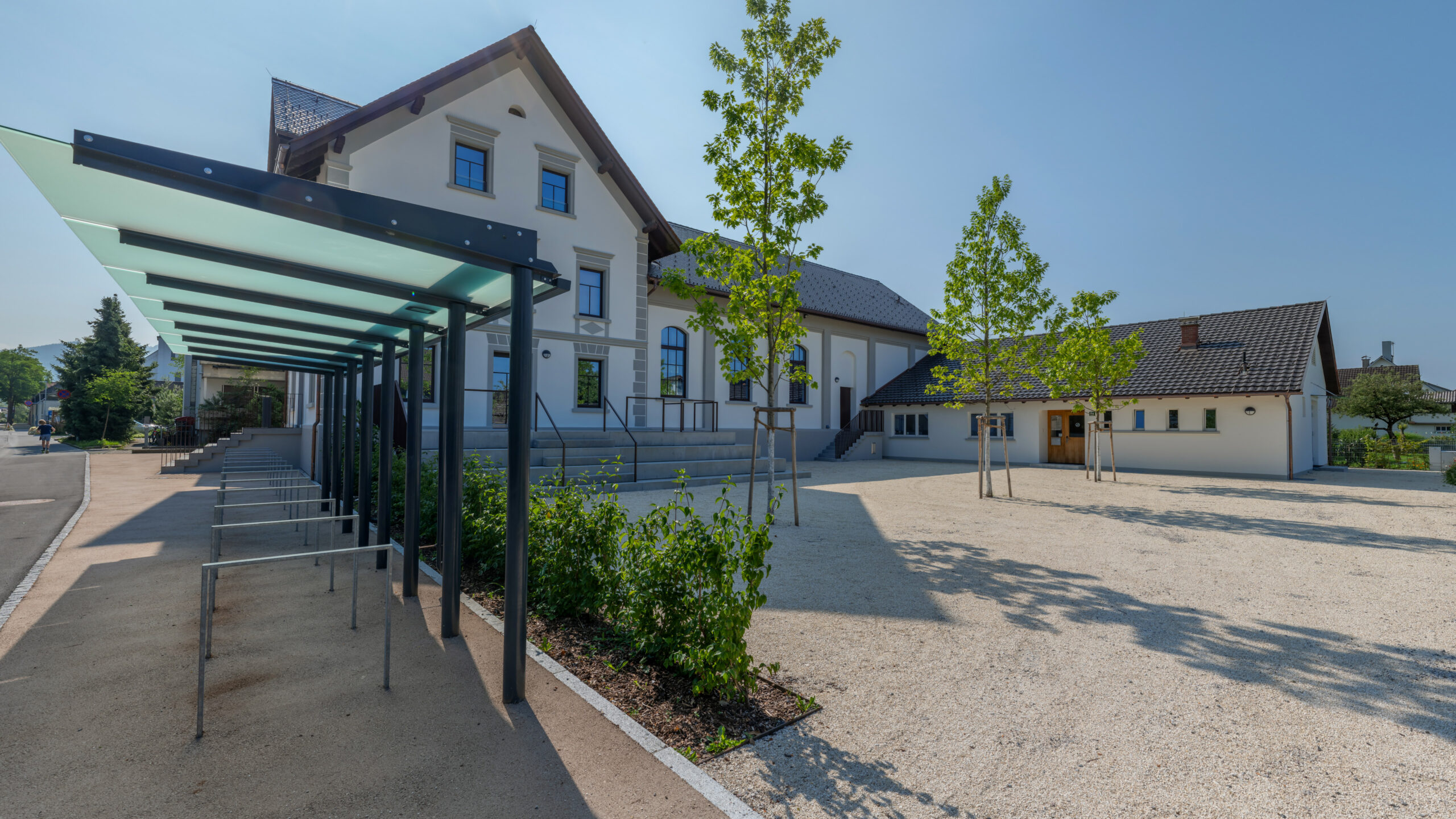 Das Bild zeigt den Park beim Lauteracher Vereinshaus mit Bäumen.