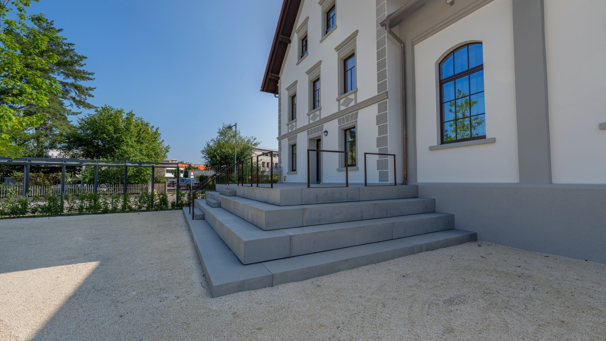 Das Bild zeigt die Terrasse des Lauteracher Vereinshauses.