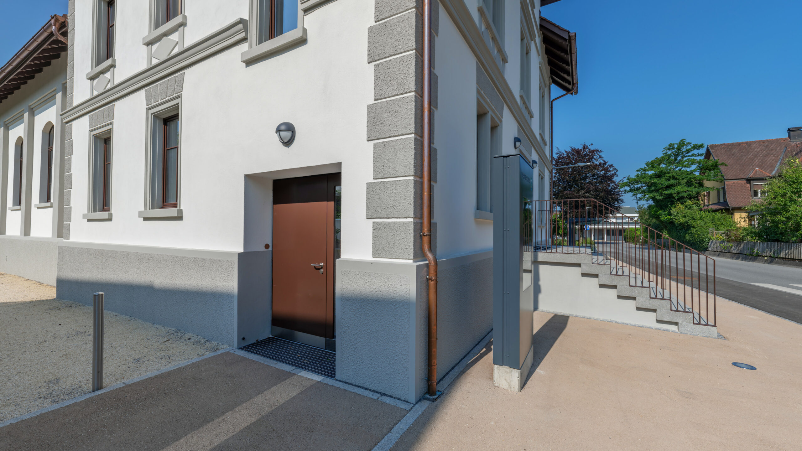 Das Bild zeigt den barrierefreien Rollstuhl-Eingang des Lauteracher Vereinshauses.