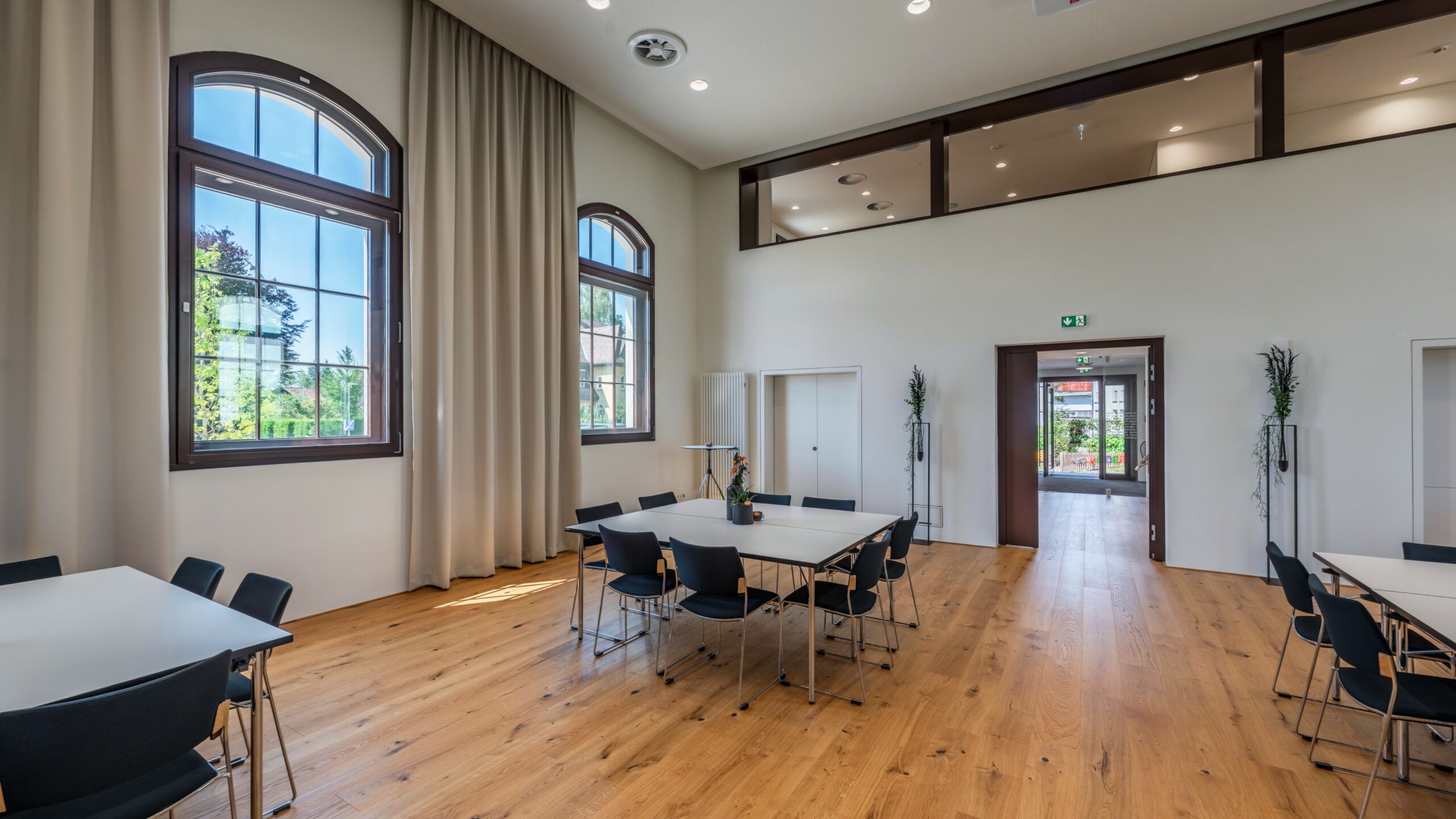 Das Bild zeigt eine Bankettbestuhlung im Saal des Lauteracher Vereinshauses.