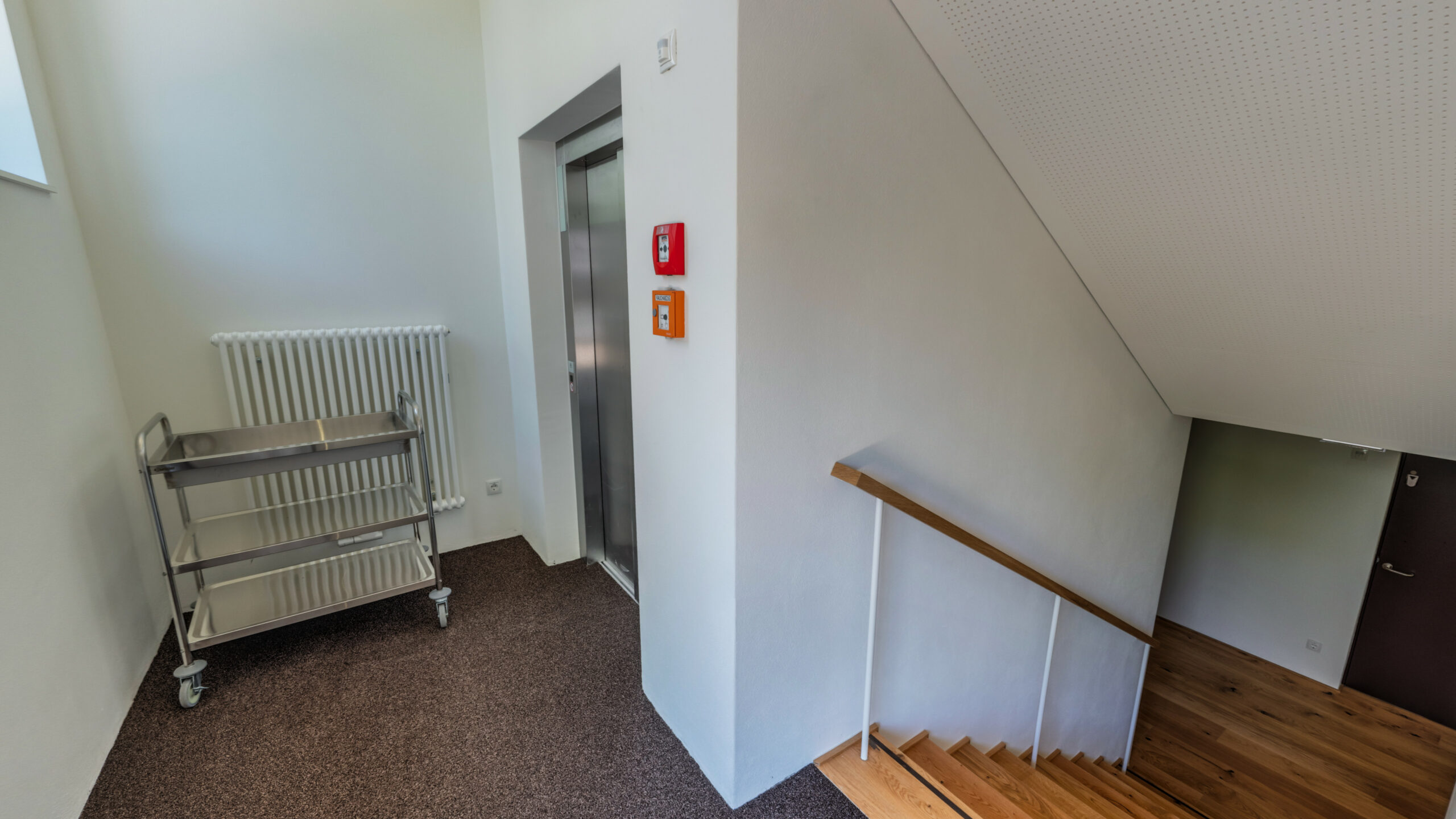 Das Bild zeigt das Treppenhaus und den Lift im Lauteracher Vereinshaus.