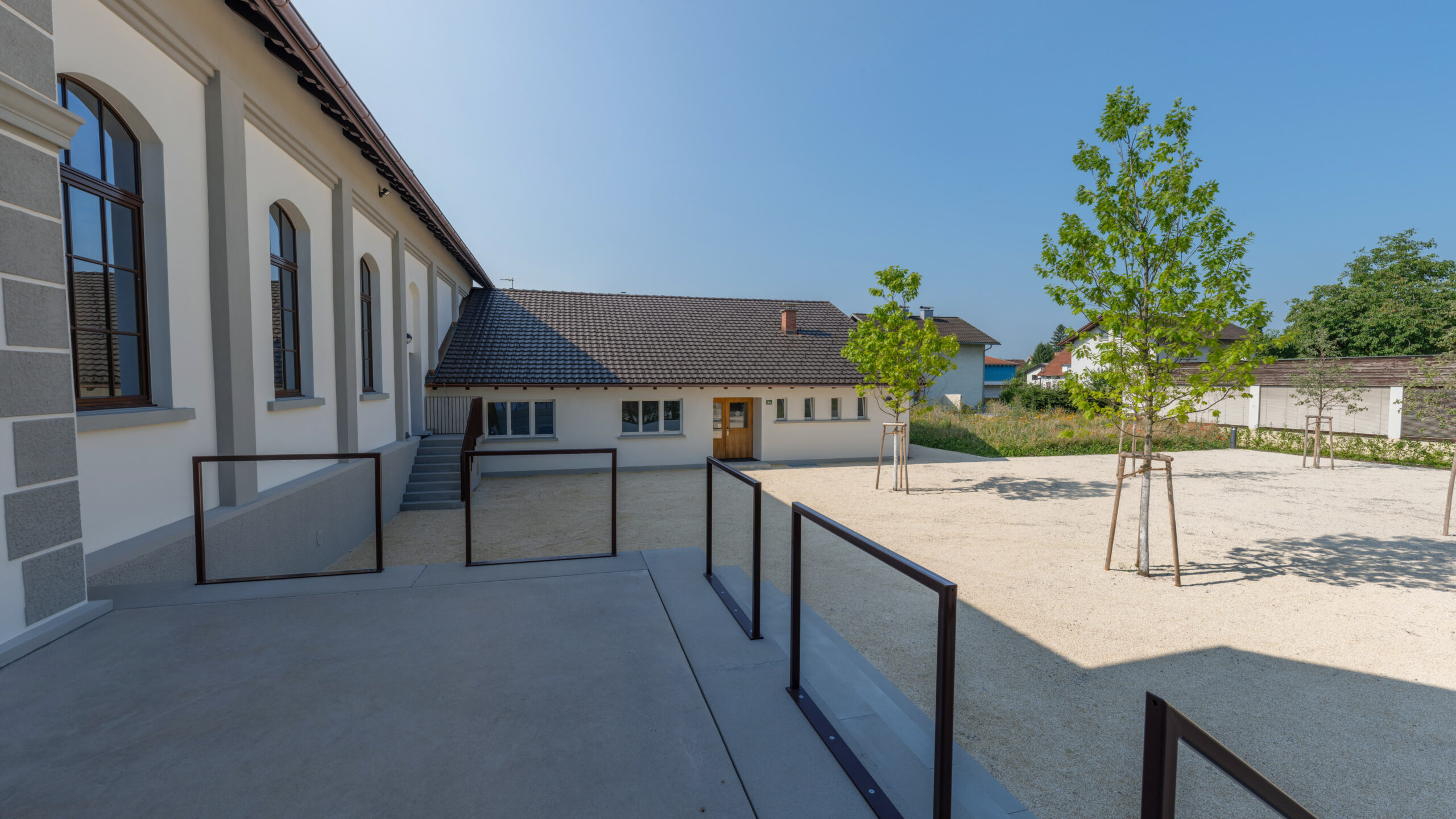Das Bild zeigt die Terrasse des Lauteracher Vereinshauses mit Geländer und Blick auf den Außenbereich beim Vereinshaus.