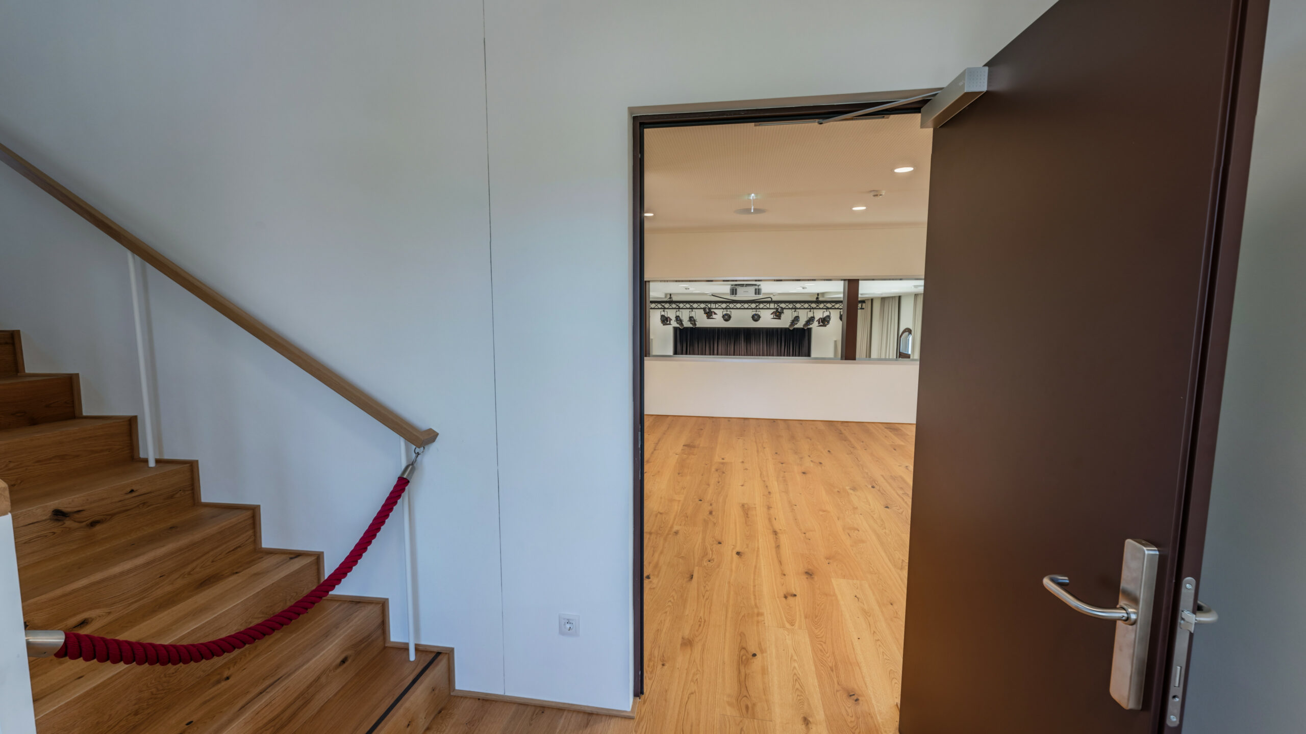 Das Bild zeigt das Treppenhaus im Lauteracher Vereinshaus.