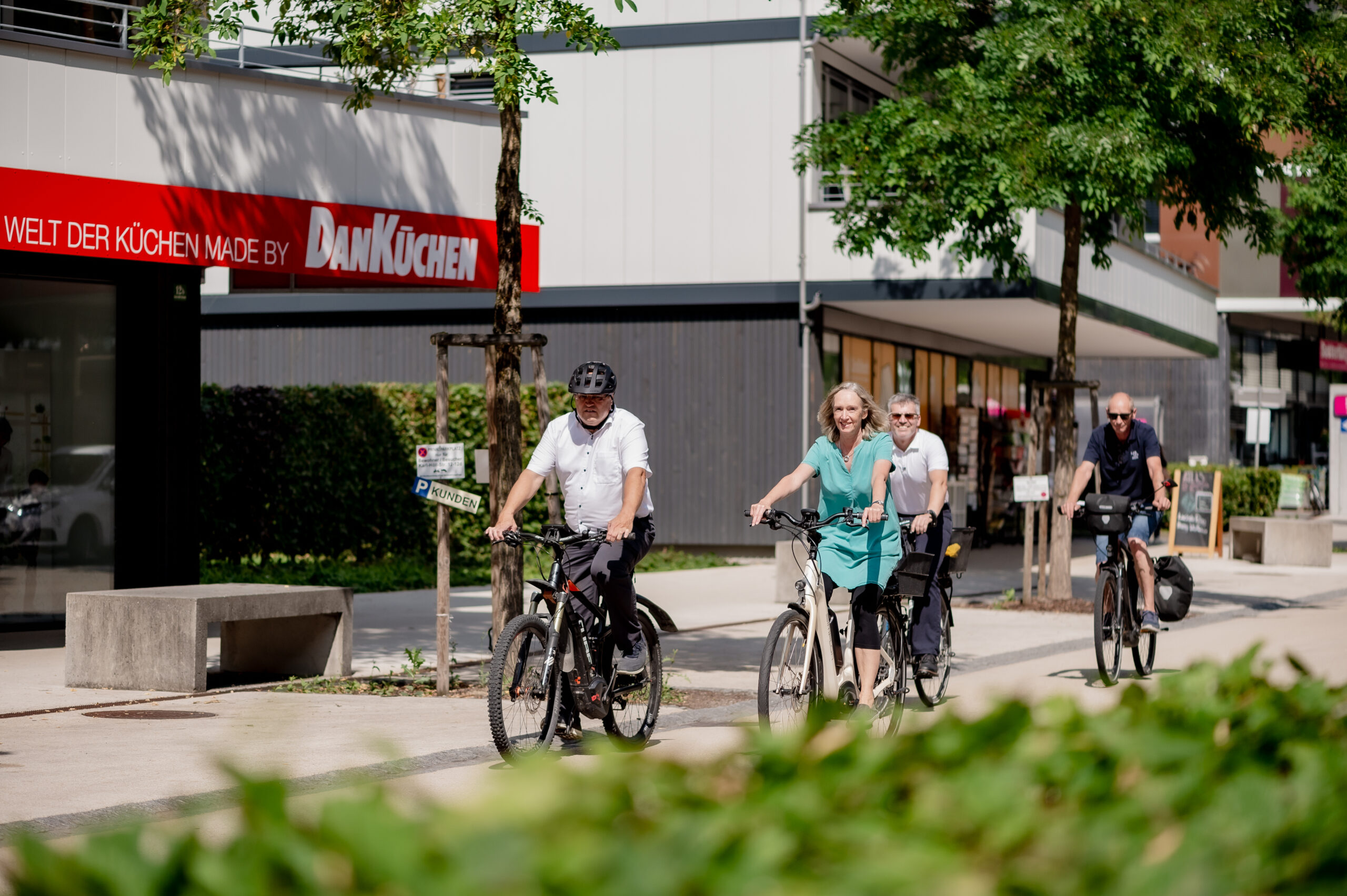 Personen fahren mit dem Fahrrad durch Lauterach