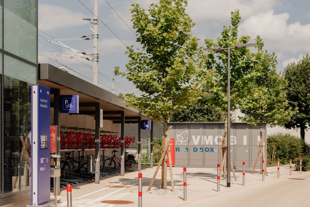 Fahrradabstellplätze und die Fahrradbox bei der Bahnhaltestelle Unterfeld in Lauterach.