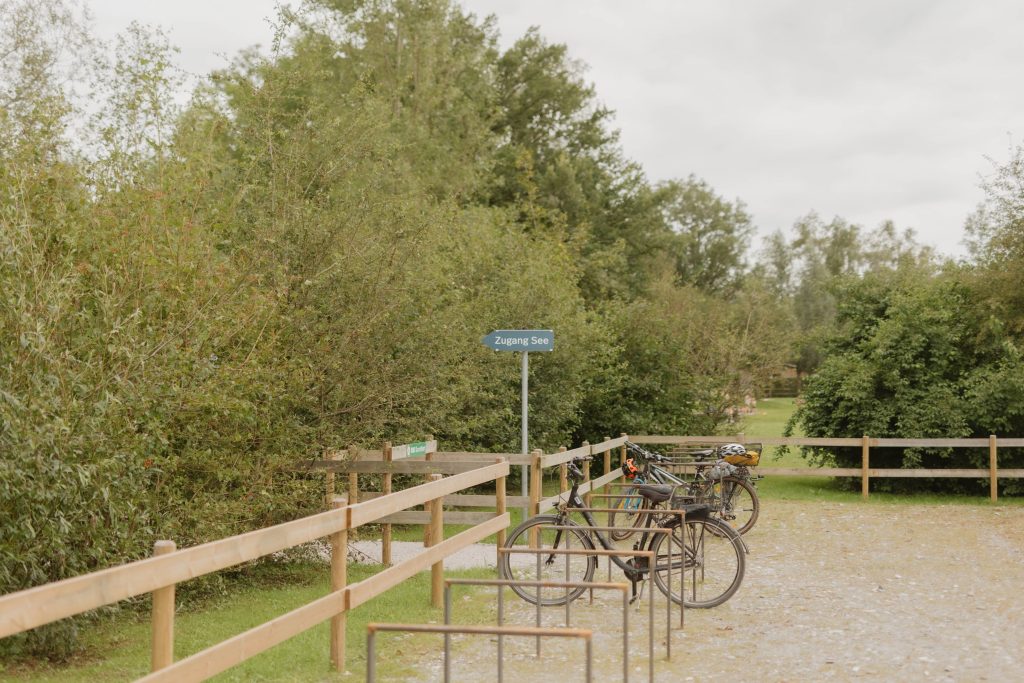 Fahrräder, die am Fahrradabstellplatz am Jannersee in Lauterach abgestellt sind.