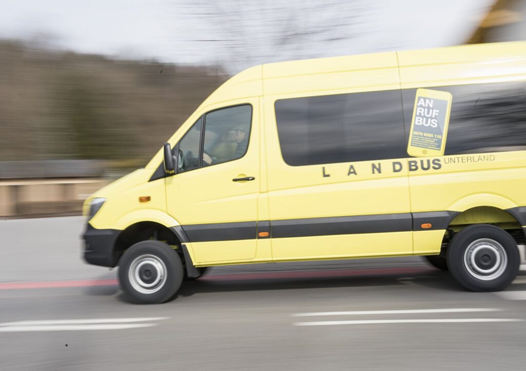 Fahrender gelber Anrufbus