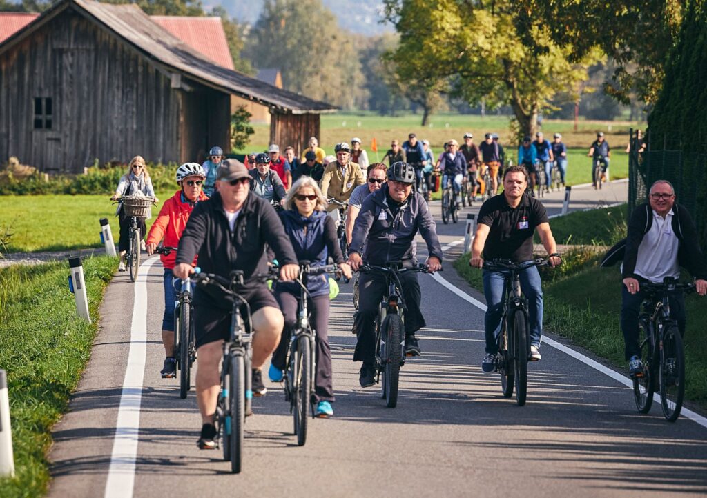 Radfahrer und Radfahrerinnen fahren durch das Lauteracher Ried am plan b-Rad-Ried-Tag