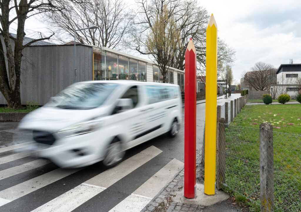 Auto fährt durch die Schulstraße