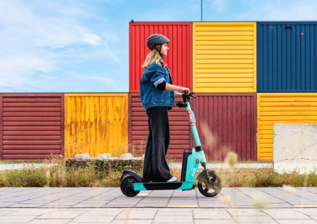 Frau auf einem E-Scooter von Dott