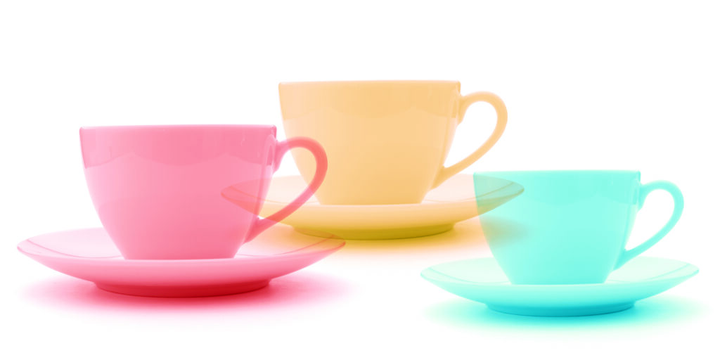 Kaffeetassen in den Farben rot, gelb und blau