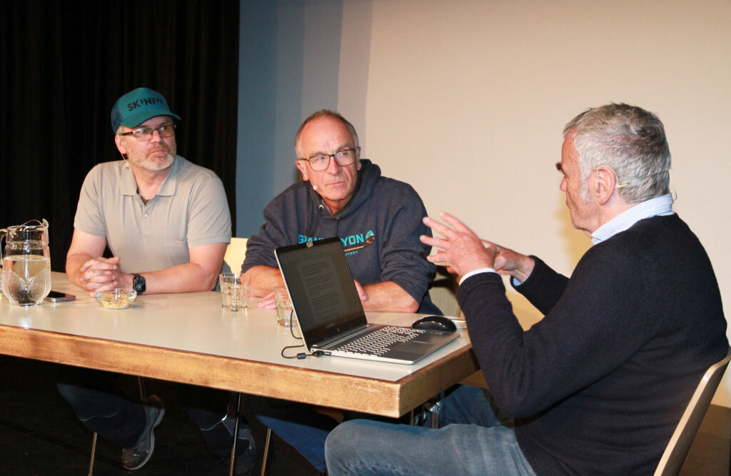 Christian Fischer und Klaus König sitzen an einem Tisch mit Johannes Schmidle und nehmen den Podcast INELOSO auf.