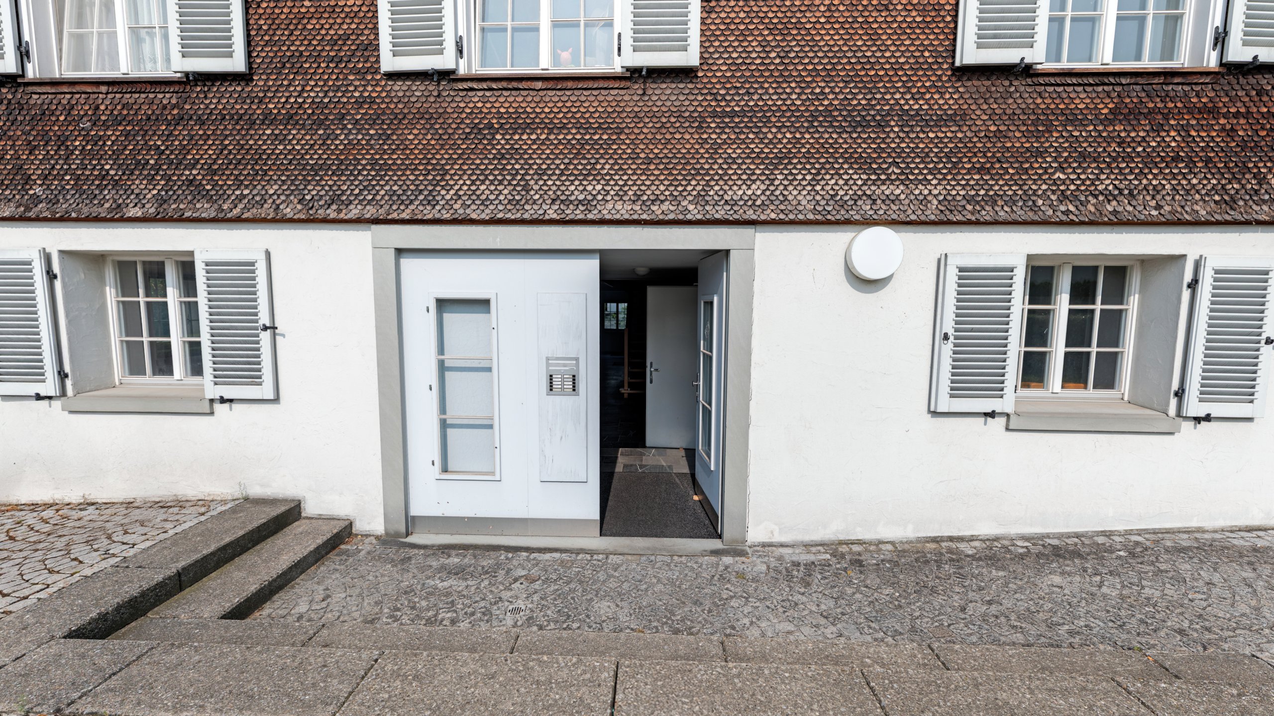 Das Bild zeigt den Haupteingang des Sternens in Lauterach.