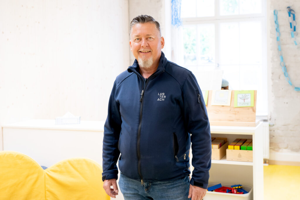 Bauleiter Jürgen Ropele steht in einem Gruppenraum des Kindergarten Seifenfabrik