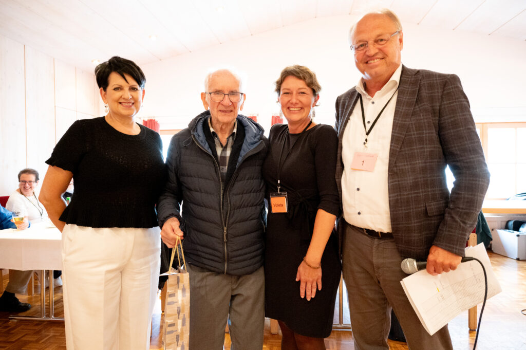 Das Bild zeigt Vizebürgermeisterin Sabine Kassegger, Josef Berkmann, Gemeinderätin Violetta Giselbrecht, Bürgermeister Elmar Rhomberg.