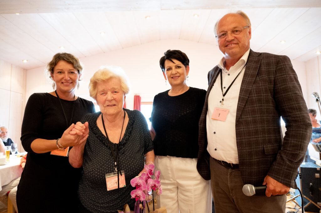 Das Bild zeigt Vizebürgermeisterin Sabine Kassegger, Paula Pfister, Gemeinderätin Violetta Giselbrecht, Bürgermeister Elmar Rhomberg.