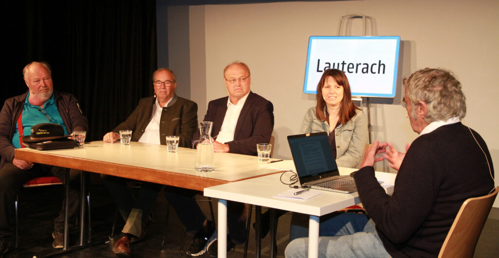 Das Bild zeigt Peter Dietrich, Walter Pfanner, Elmar Rhomberg, Sanda Alibegovic im Podcast Gespräch mit Johannes Schmidle. Alle sitzen an einem Tisch.
