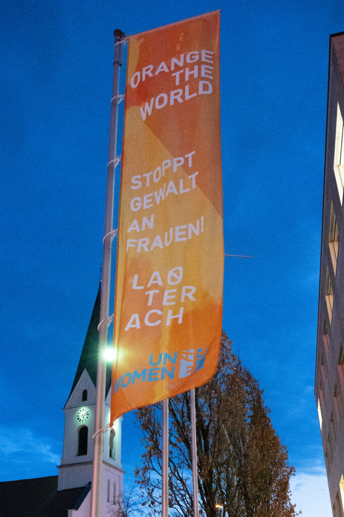 Das Bild zeigt eine orange Farbe mit der Aufschrift "Orange the World: Stoppt Gewalt an Frauen" vor dem Lauteracher Rathaus.