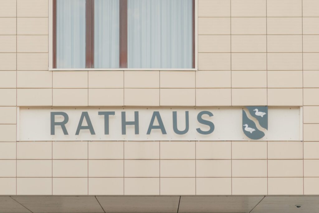Das Bild zeigt die Aufschrift "Rathaus" mit dem Wappen auf dem Lauteracher Rathaus.
