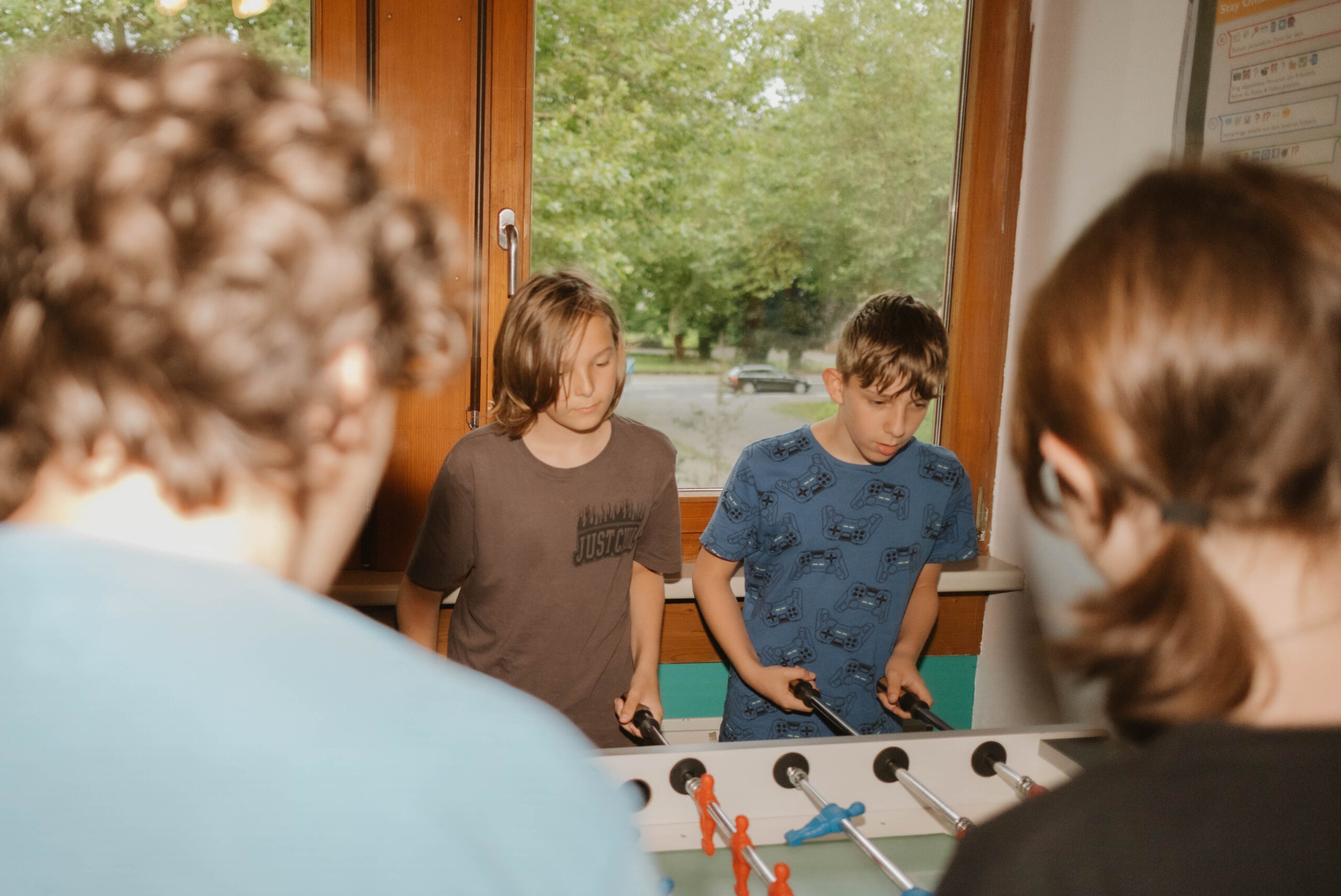 Vier Kinder spielen Tischfußball.