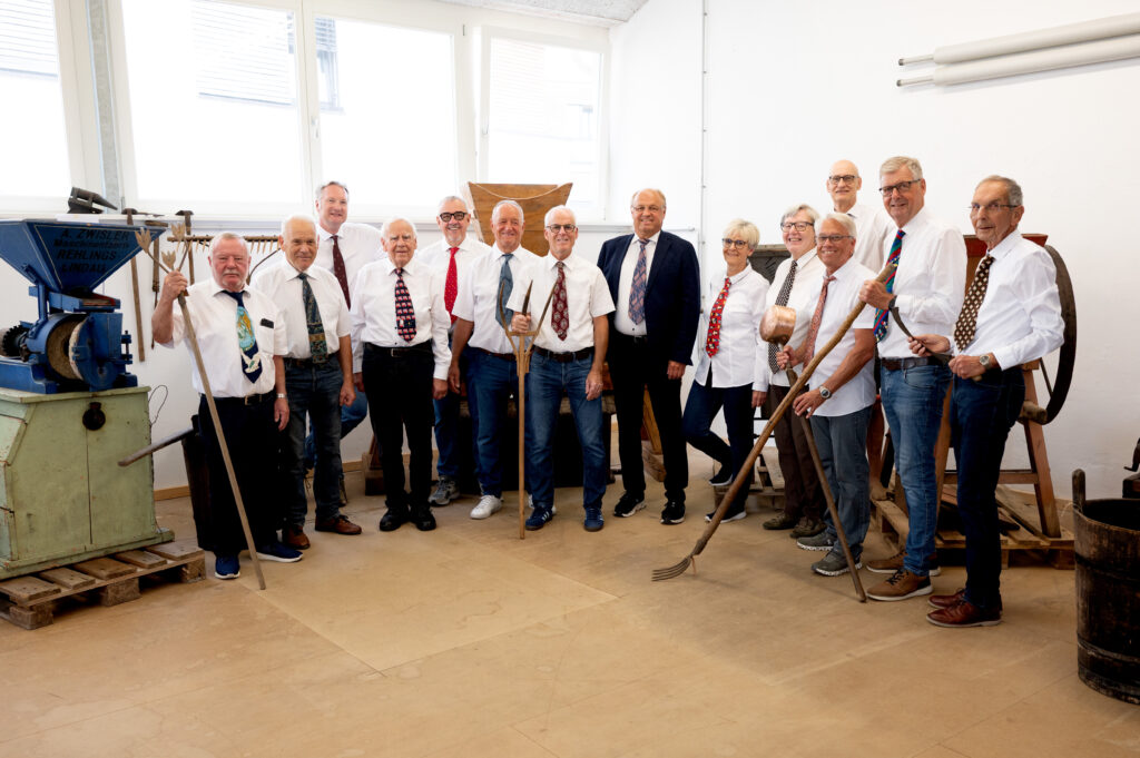 Auf dem Bild ist das ehrenamtliche Team vom Schaudepot Lauterach abgebildet:
Franz Mathis, Manfred Stoppel, Peter Heim, Hans Eder, Harald Frener, Reinhard Lässer, Thomas Germann, Elmar Rhomberg, Christine Schäfler, Christine Schurr, Fritz Dietrich, Richard Dietrich, Walter Leu und Gert Greußing