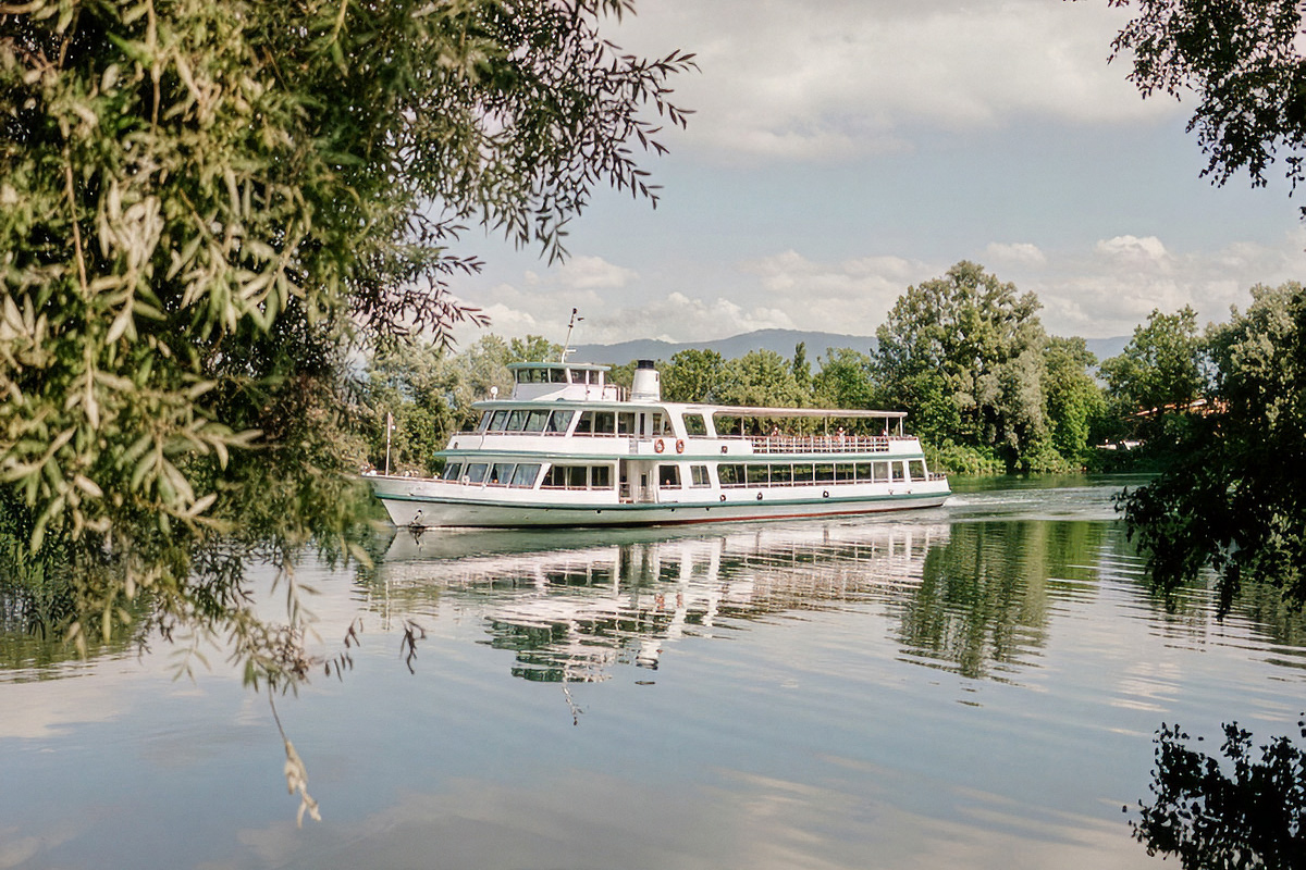 Das Bild zeigt ein Kursschiff auf dem Lauteracher Jannersee.