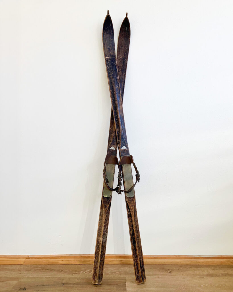 Das Bild zeigt ein Paar alte Schi der Wagnerei F. Stoppel.