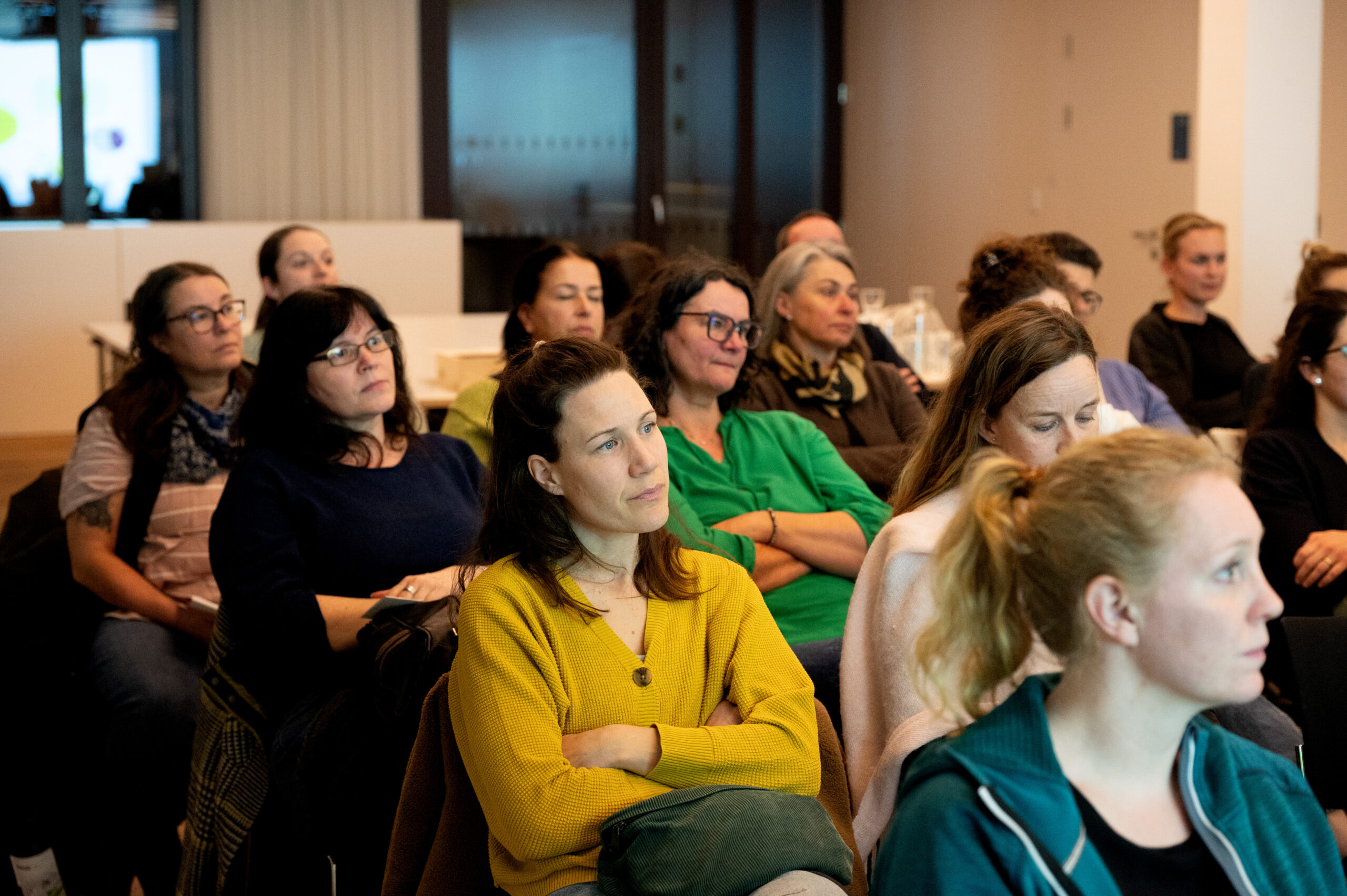 Das Bild zeigt eine Gruppe von Frauen im Publikum eines Vortrags im Lauteracher Rathaussaal.