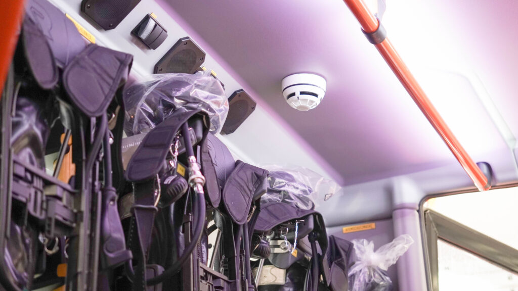 Das Bild zeigt einen Funkrauchmelder in einem Einsatzfahrzeug der Feuerwehr.