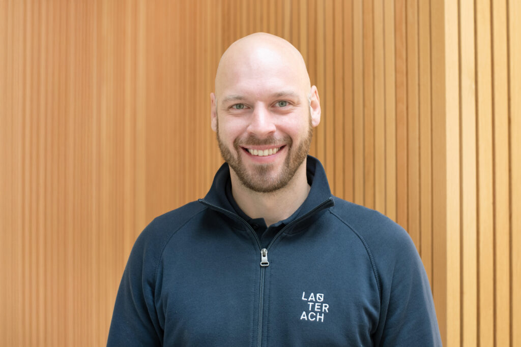 Das Bild zeigt David Cejna in einem Lauterach-Outfit.