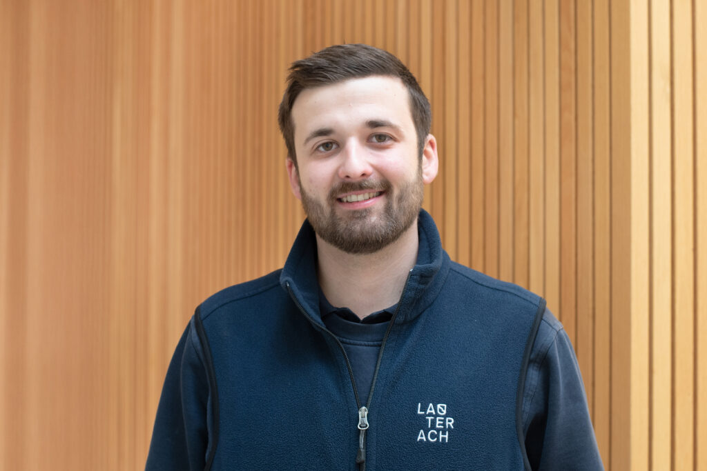 Das Bild zeigt Raphael Köstinger in einem Lauterach-Outfit.