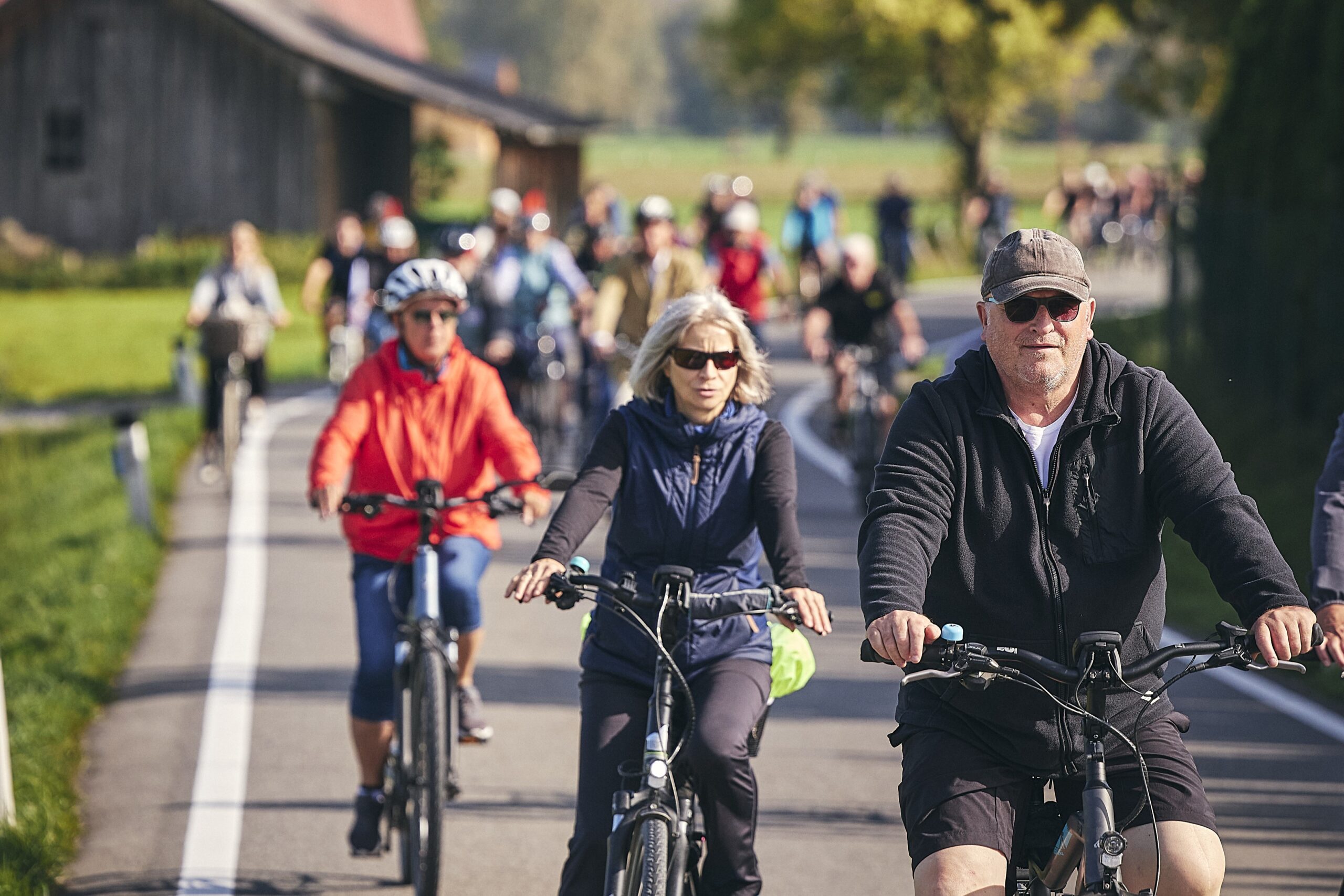 Das Bild zeigt Radfahrer:innen, die gemeinsam beim Rad-Ried-Tag durch das Ried fahren.