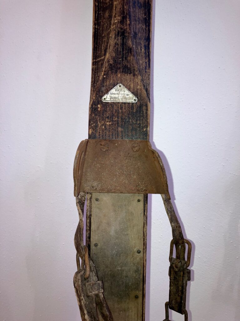 Das Bild zeigt ein Paar alte Schi der Wagnerei F. Stoppel.