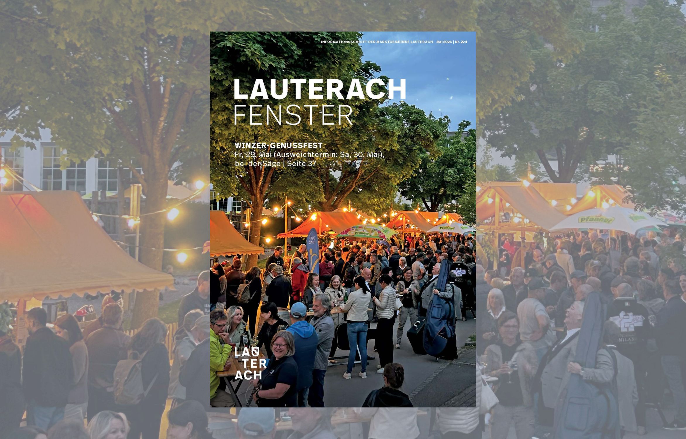 Das Bild zeigt das Titelbild der Gemeindezeitung Lauterachfenster. Auf dem Titelblatt sind viele Menschen auf dem Winzer-Genussfest abgebildet.