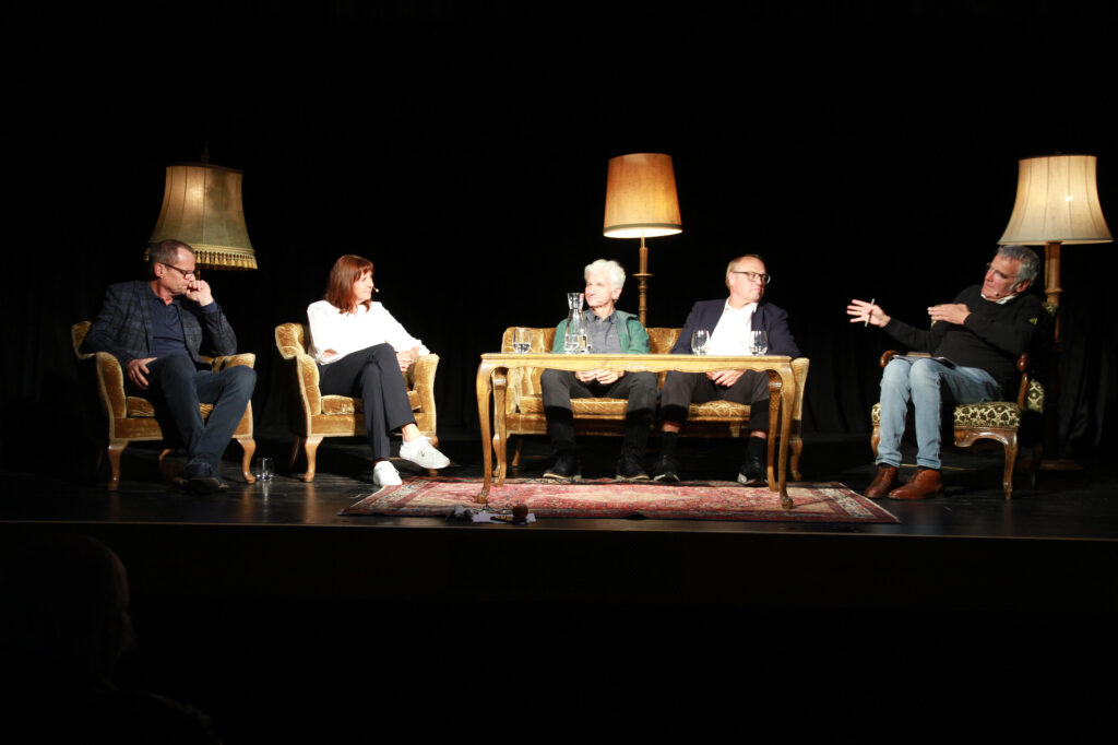 Auf dem Bild sitzen Bertram Strolz, Sonja Kaiser, Hubert Dörler, Elmar Rhomberg und Johannes Schmidle auf der Bühne und sprechen über "Sorgekultur".