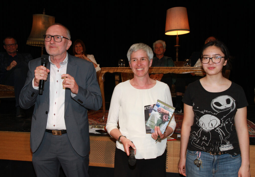 Auf dem Bild sieht man Erwin Rinderer, Obmann vom KPV Lauterach, Cornelia Berger und Anna Oh vom BORG Lauterach.