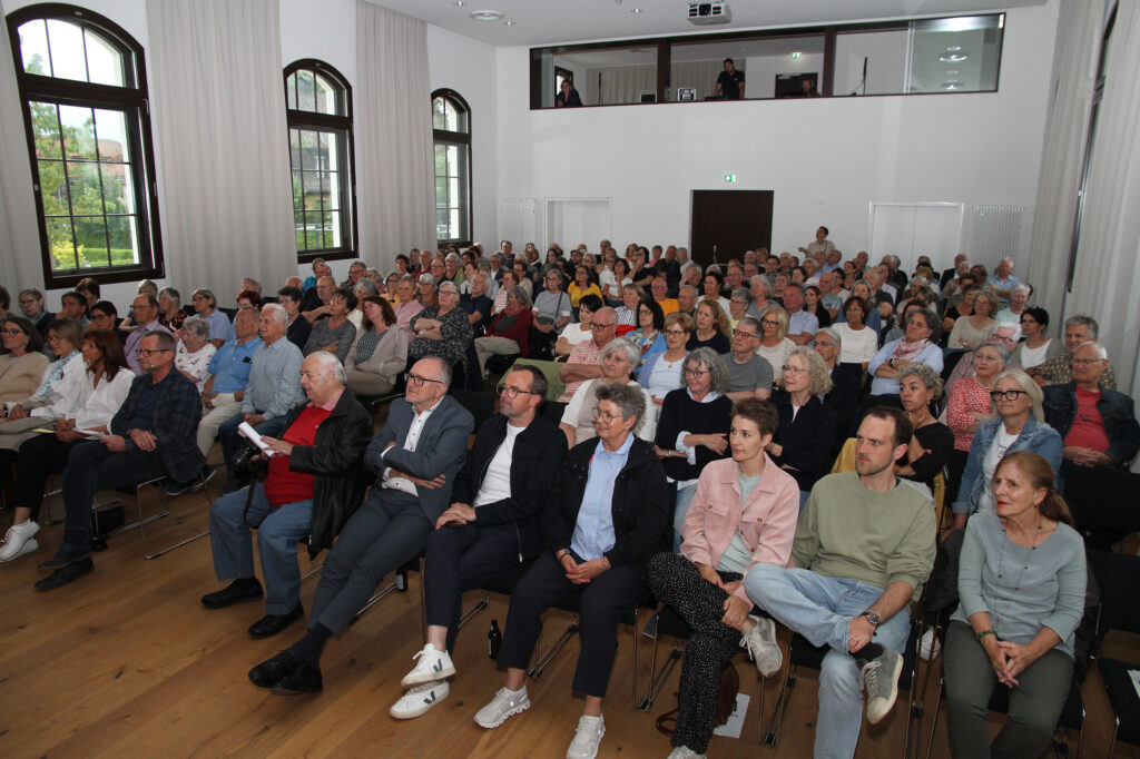 Auf dem Bild sieht man das Publikum im Vereinshaus.