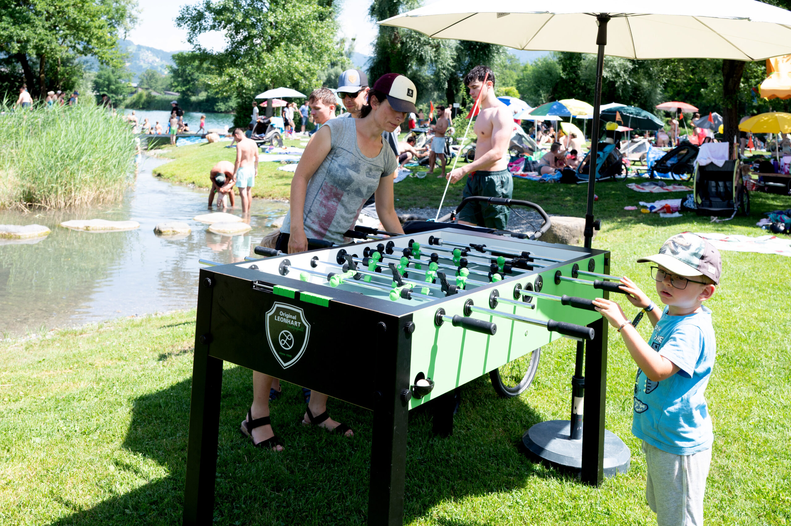 Familienfest mit Tischfußball und Wasser