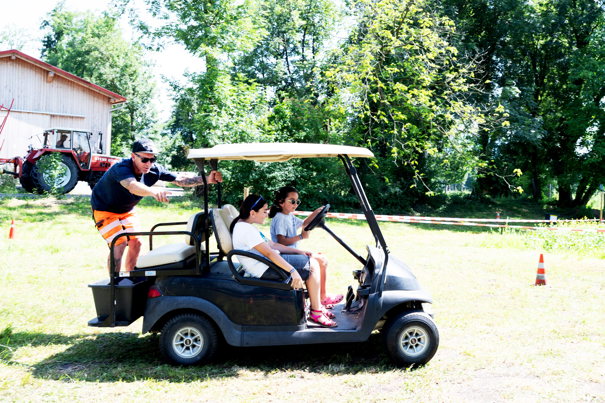 Golfwagen mit Kindern und Erwachsenem