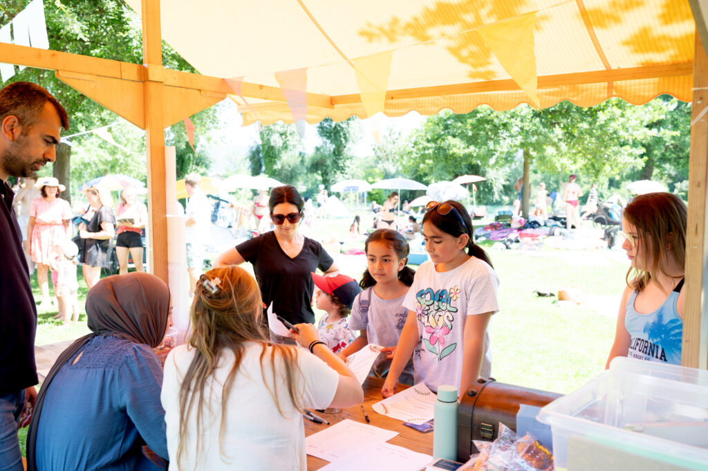 Familienfest mit Aktivitäten und Menschen