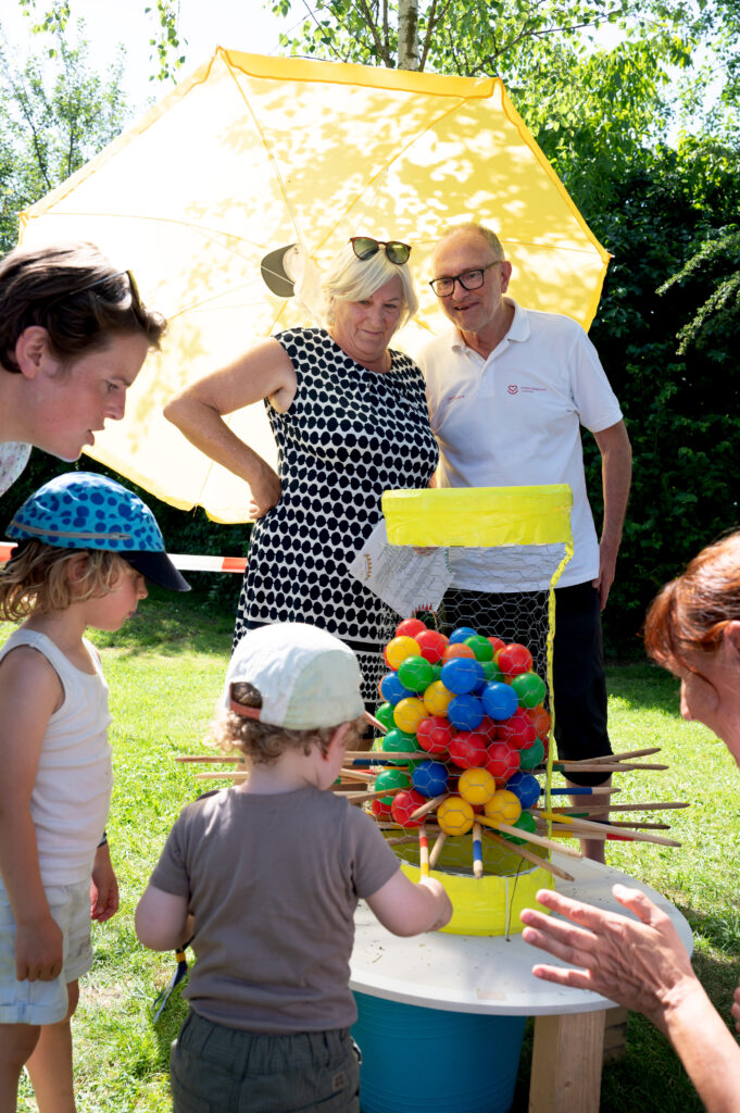 Familienfest mit bunten Ballons